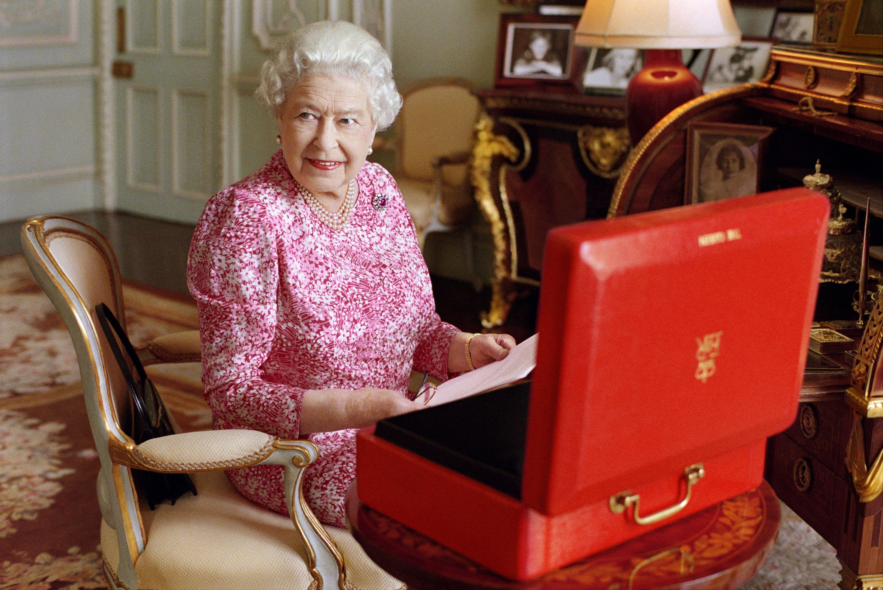 Elizabeth II to become Britains longest-reigning monarch