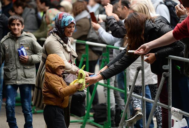 German tabloids print Arabic refugee welcome guides