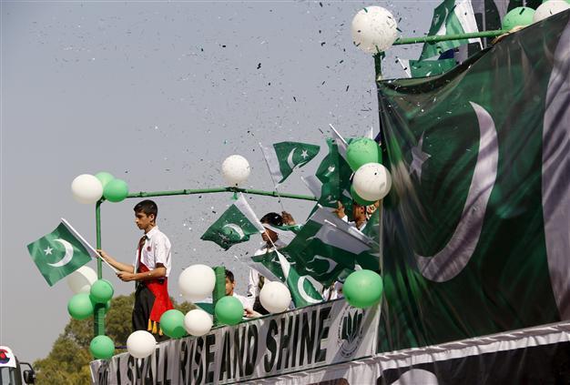 Ditch English for Urdu, Pakistan court orders government