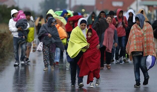 Migrants stream into Austria from Hungary