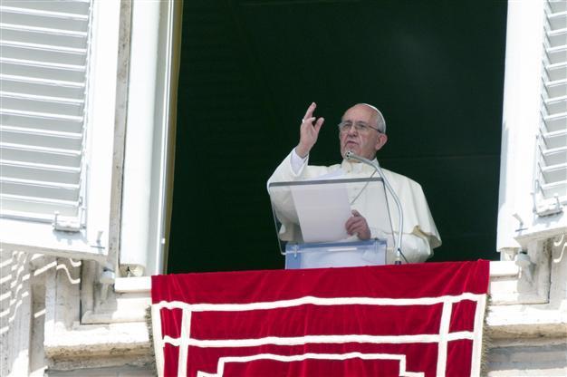 Pope calls on every European parish to host one migrant family each