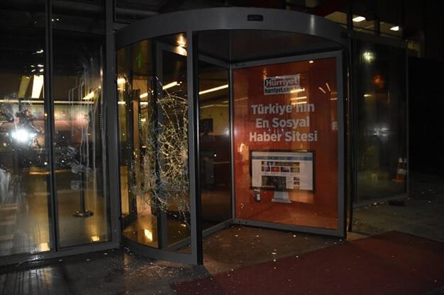 Pro-government protesters pelt daily Hürriyet building with stones