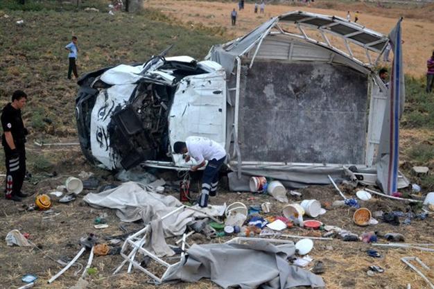 7 agricultural workers die, 38 injured in traffic accident in Turkey’s south