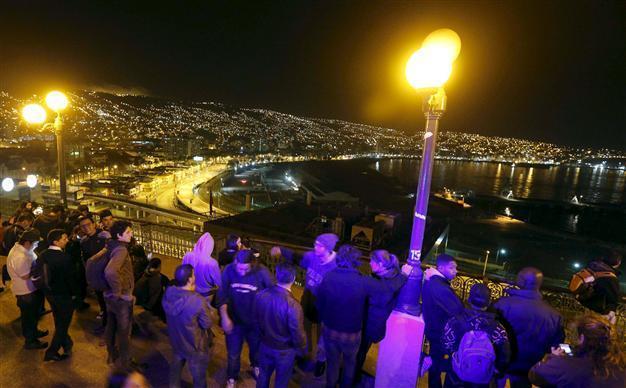 Powerful Chile quake kills at least five, 1 million evacuated