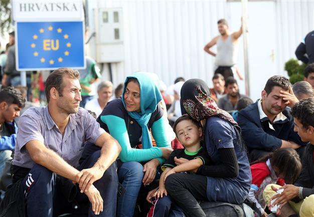 Migrants flood into Croatia after Hungary clashes