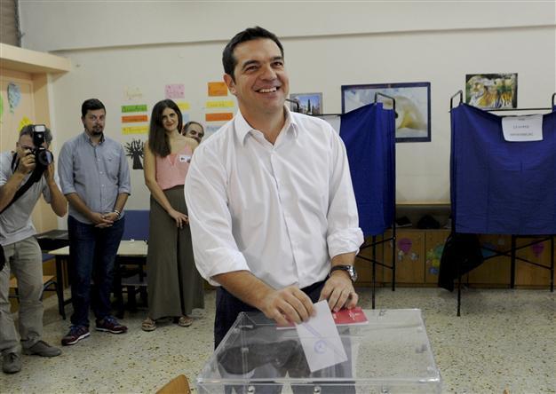 Weary Greek voters trickle to polls in knife-edge election