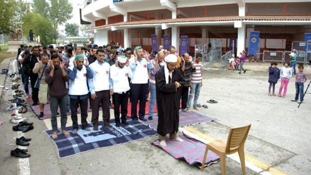 ‘Don’t go to Europe,’ Syrian imam tells refugees at Eid prayer in Edirne