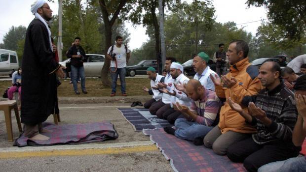 ‘Don’t go to Europe,’ Syrian imam tells refugees at Eid prayer in Edirne