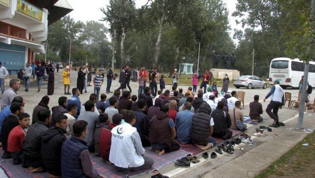 ‘Don’t go to Europe,’ Syrian imam tells refugees at Eid prayer in Edirne