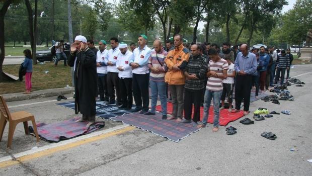 ‘Don’t go to Europe,’ Syrian imam tells refugees at Eid prayer in Edirne