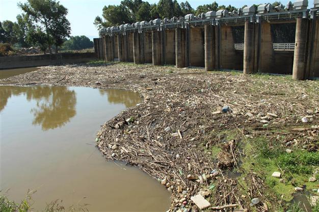 Tons of waste spills into Aegean waters after river covers opened
