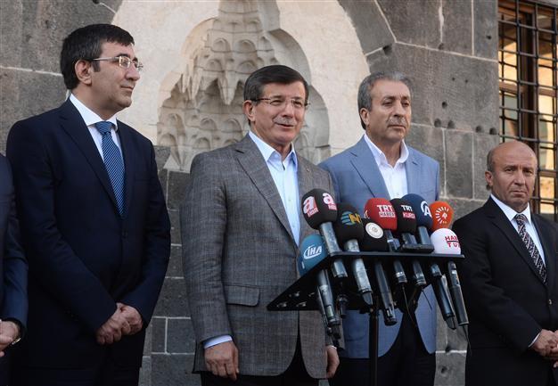 Only solidarity can end terror, says PM Davutoğlu in Diyarbakır