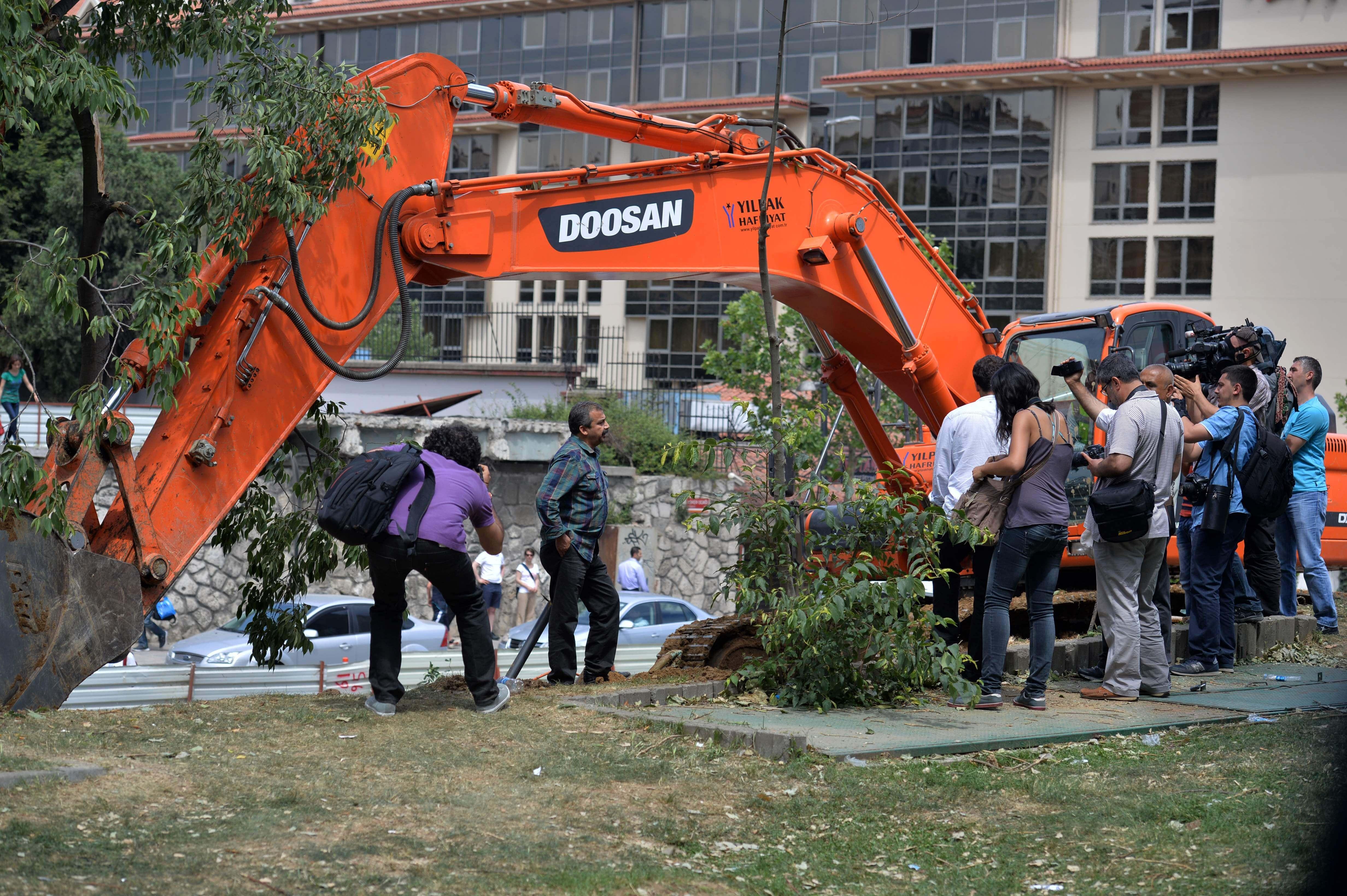 ‘Gezi’ salutes mark opening of Turkey’s new parliament