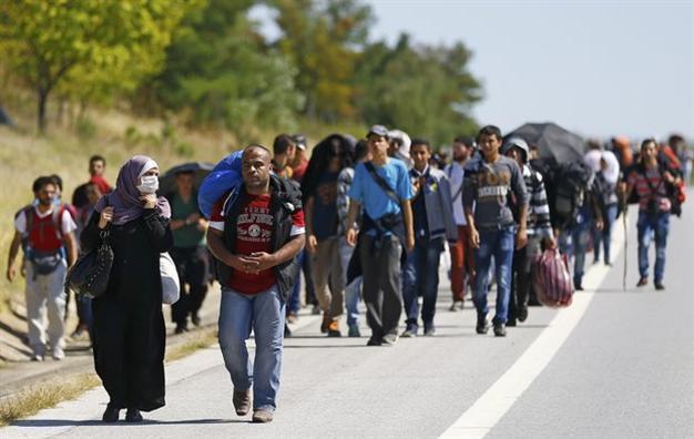 Syrian migrants flock to Turkish border town, face security forces