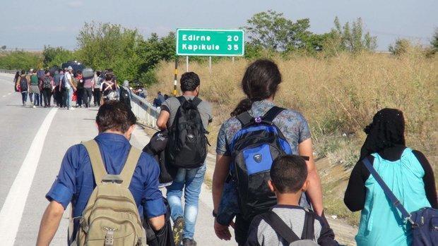 Syrian migrants flock to Turkish border town, face security forces