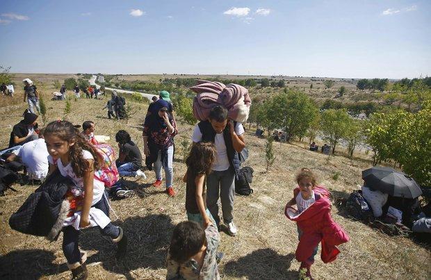 Syrian migrants flock to Turkish border town, face security forces