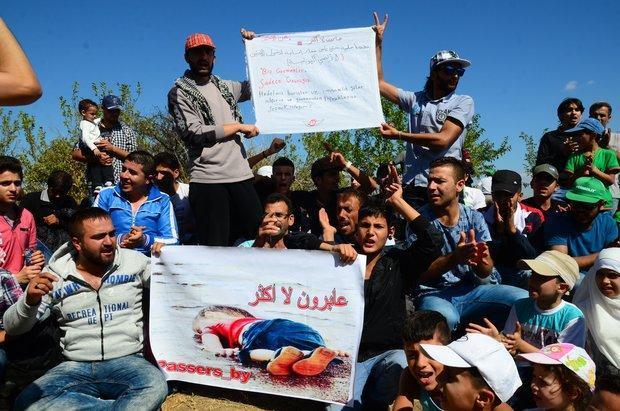 Syrian migrants flock to Turkish border town, face security forces