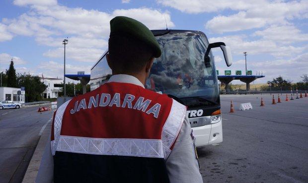 Syrian migrants flock to Turkish border town, face security forces