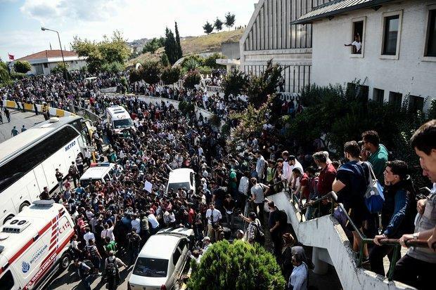 Syrian migrants flock to Turkish border town, face security forces