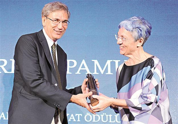 Orhan Pamuk receives Erdal Öz literary prize in Istanbul