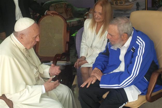 Pope meets Castros after mass on iconic Havana square