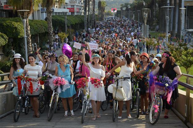 Hundreds of women cycle to support green transportation