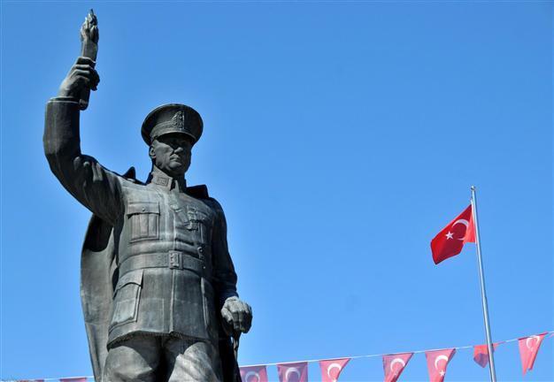 Plan to replace Atatürk statue with tea glass figure sparks debate in Turkey’s north