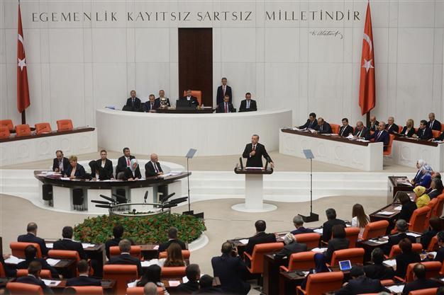 Parliament opens with ceremony of protests