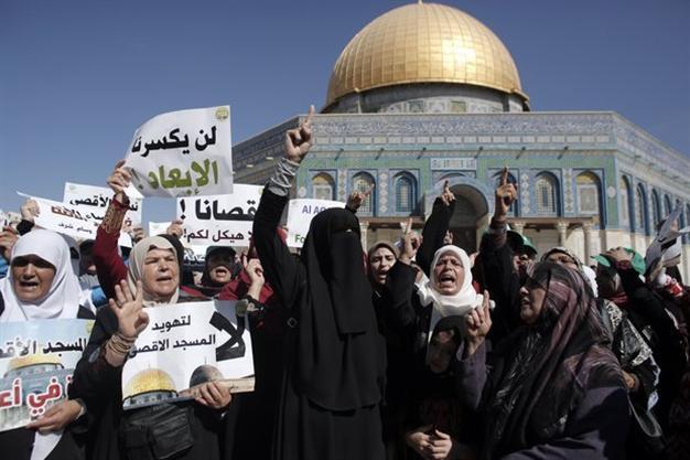New clashes at Al-Aqsa mosque compound: AFP journalist