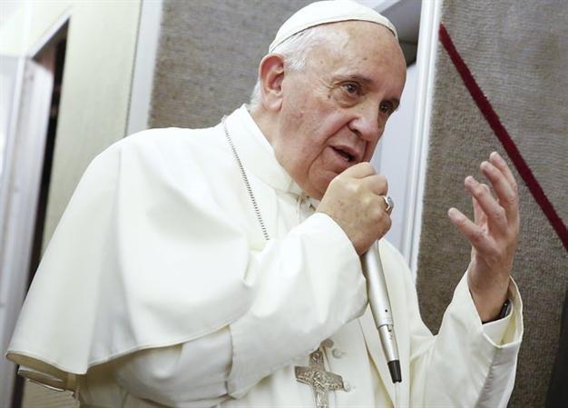 Govt workers have right to refuse gay marriage licenses: Pope
