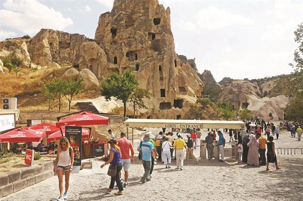 Däniken visits massive underground city in Nevşehir