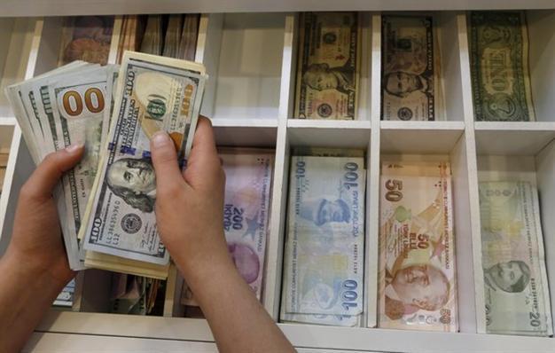 Turkish lira drops to new low against dollar