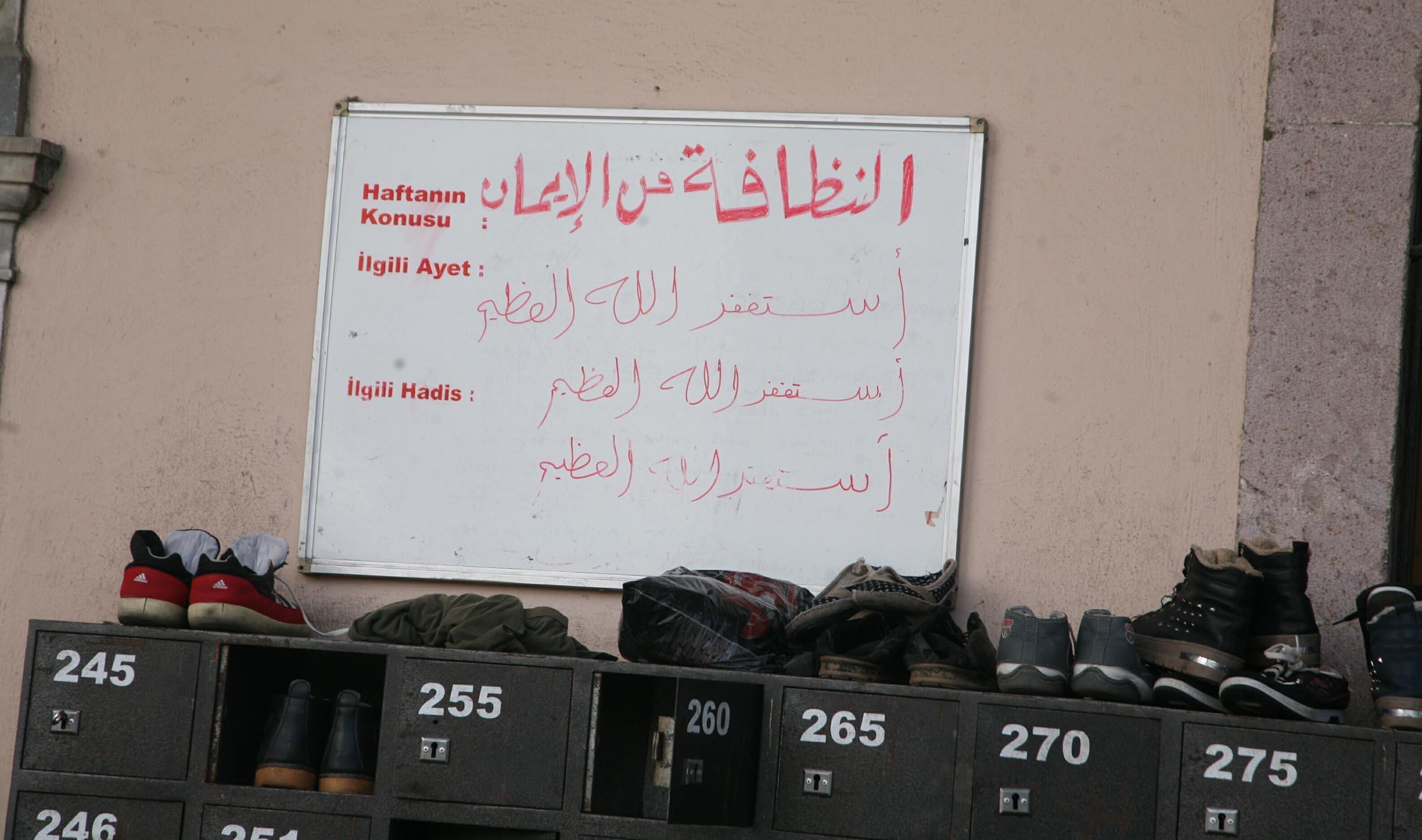 Ruined slums turn into dormitories for migrants in İzmir