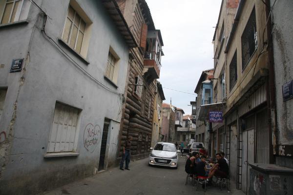 Ruined slums turn into dormitories for migrants in İzmir