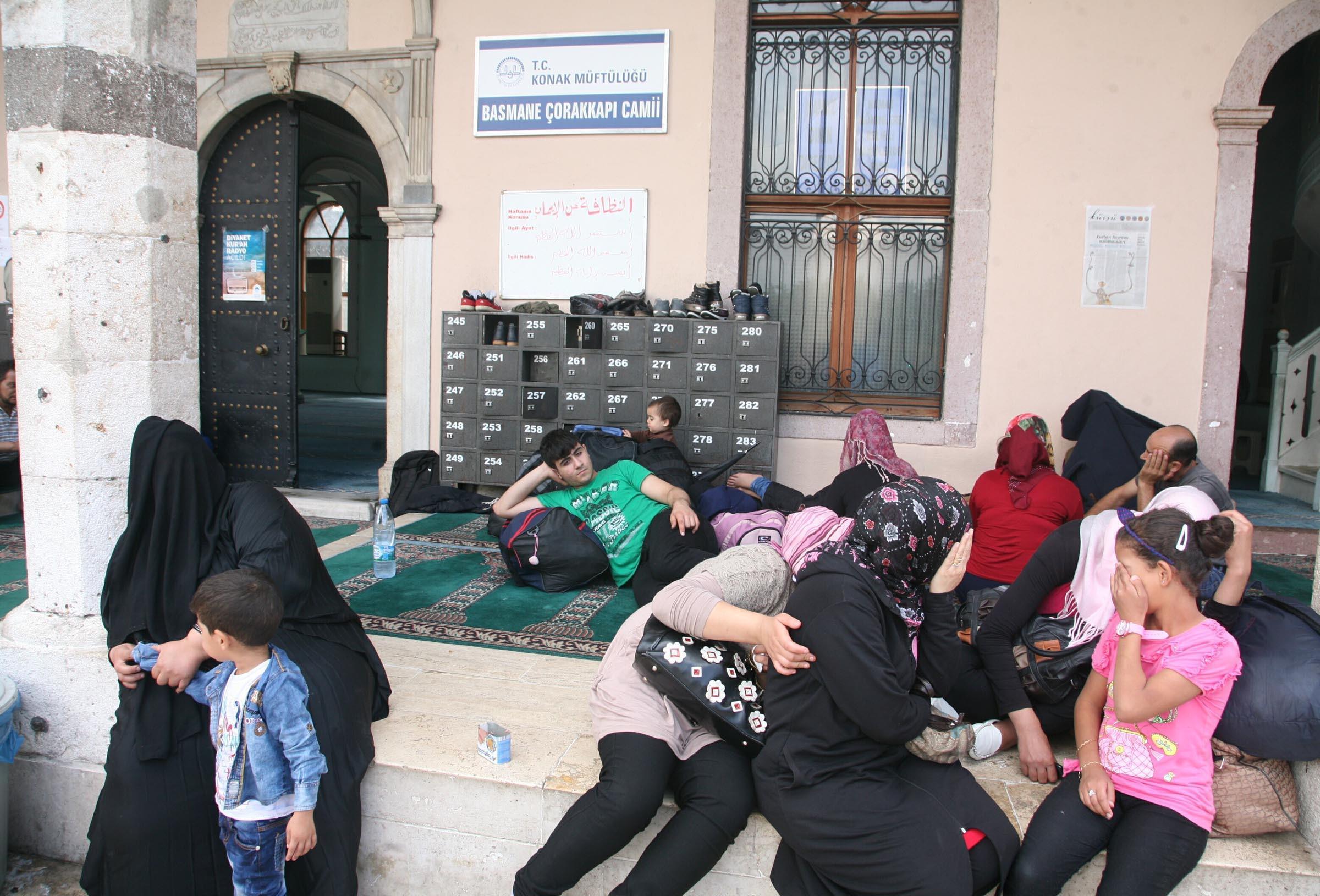 Ruined slums turn into dormitories for migrants in İzmir