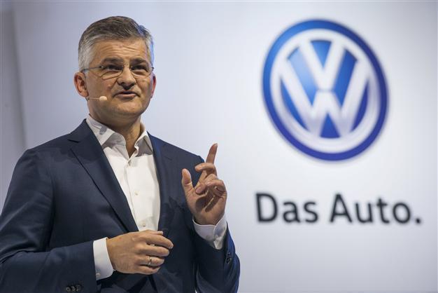 VWs US chief apologizes to Congress for emissions scandal