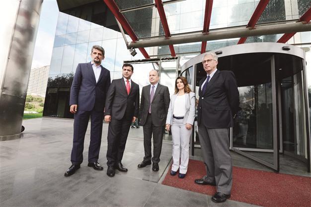 HDP co-chair visits Hürriyet over attacks on daily, columnist