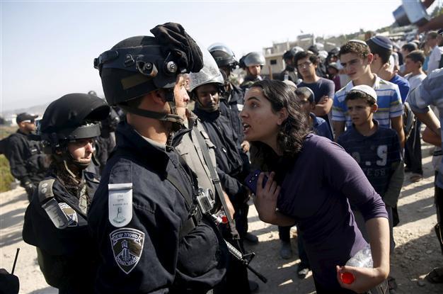 Settlers clash with Israeli police in West Bank