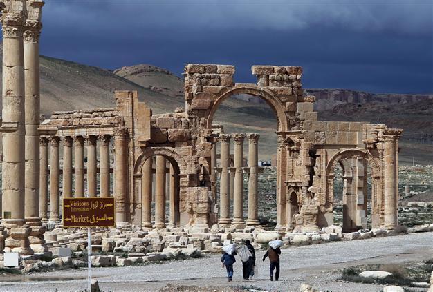 ISIL blows up Arch of Triumph in Syrias Palmyra