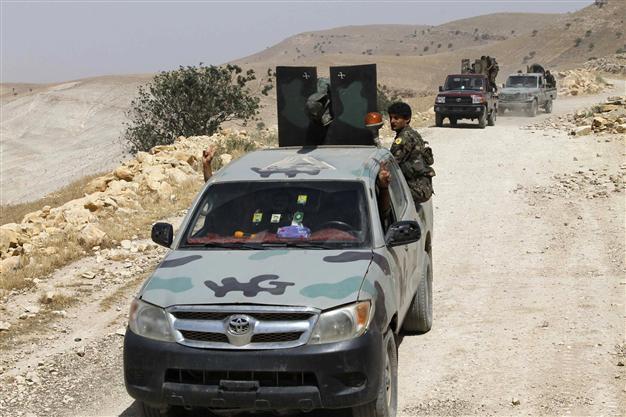 US drops ammo to anti-ISIL rebels as Syria regime advances