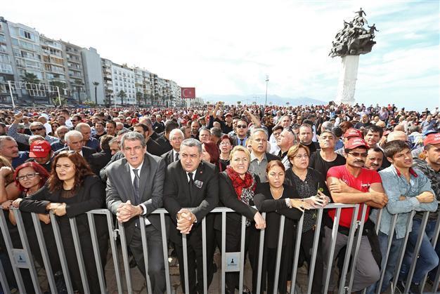 Izmirians mourn Ankara victims through the largest demonstration since Gezi Park