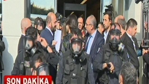 Police enter Koza İpek headquarters in Ankara