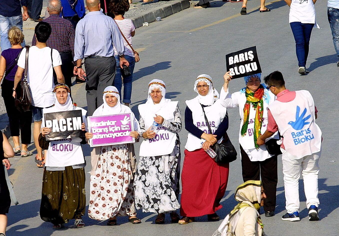Thousands attend demonstration on peace in Istanbul