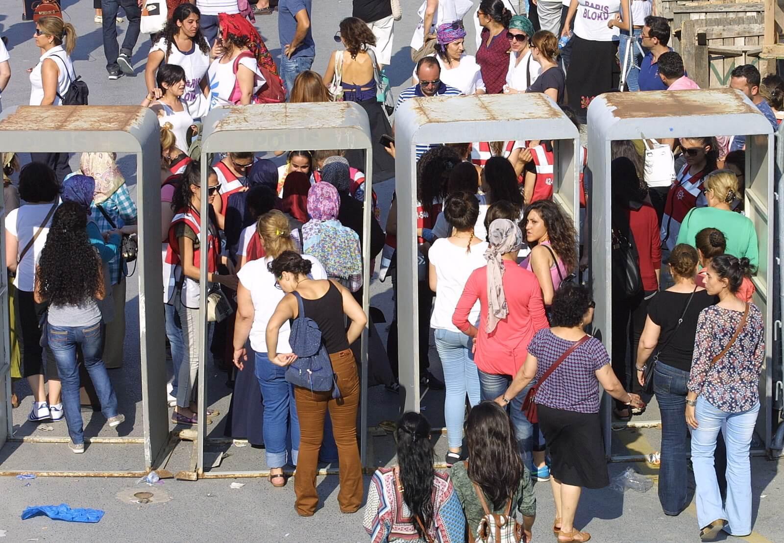 Thousands attend demonstration on peace in Istanbul