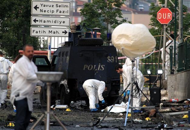 One police officer killed after car bomb attack against Istanbul police station