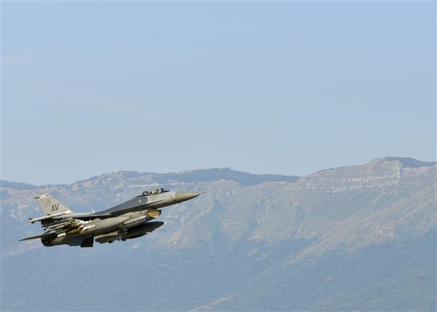US, allies target militants in 23 air strikes in Syria, Iraq: US
