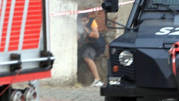 In three videos: Attacker who fired on police killed in Istanbul street