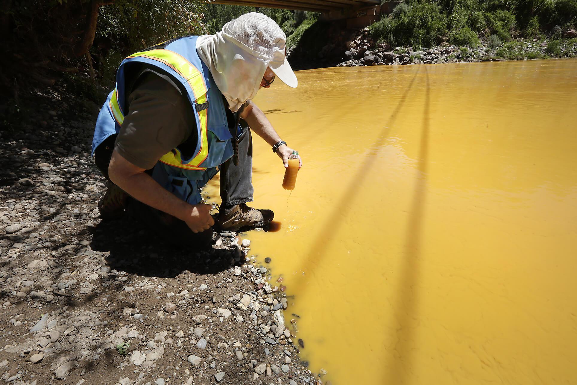 US anti-pollution workers turn river orange in toxic spill