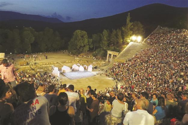 Economic crisis proves no tragedy for Greek theater