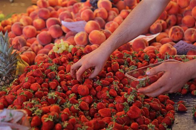 Chemically-scented strawberries seized in İzmir market